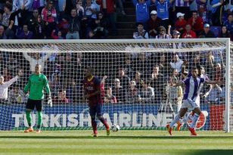 Pemain Real Valladolid, Fausto Rossi, mencetak gol ke gawang Barcelona dalam lanjutan Liga BBVA, Sabtu (8/3/2014).  