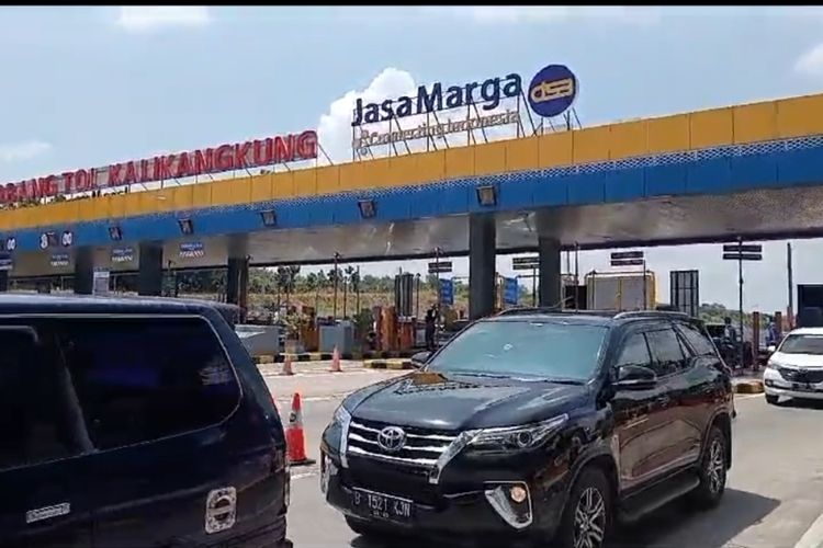 Gerbang Tol Kalikangkung Semarang, Jawa Tengah (Jateng). Senin (15/4/2024).