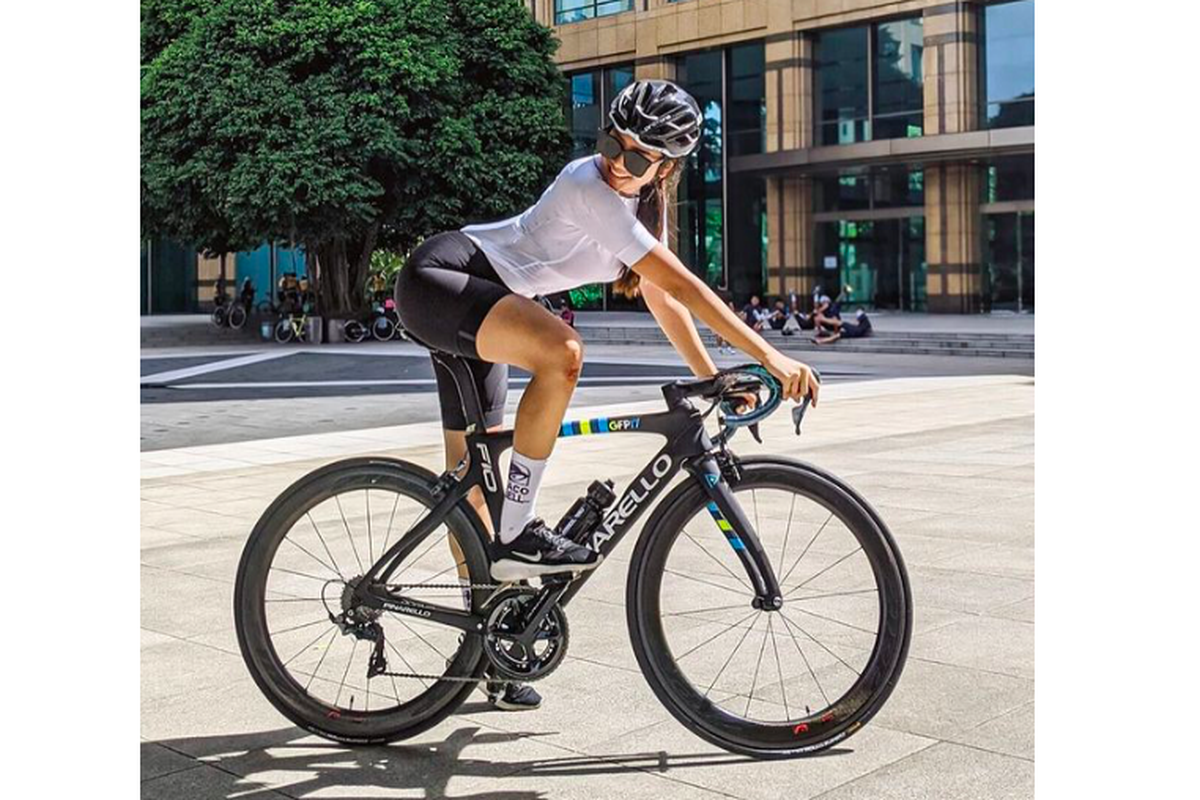 Artis peran Anya Geraldine saat menunggangi road bike Pinarello Dogma F10 GFP 17. 