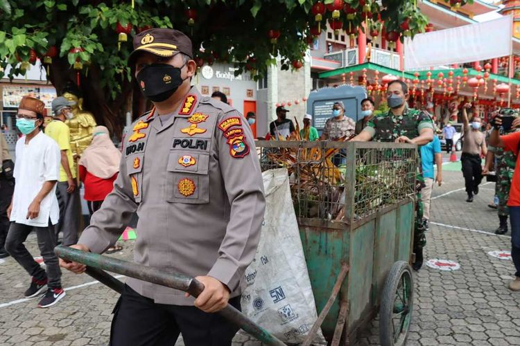 Kapolresta dan Dandim Bandar Lampung saling membantu menarik gerobak saat membersihkan Vihara Bodhisatva di Teluk Betung Selatan, Jumat (28/1/2022).