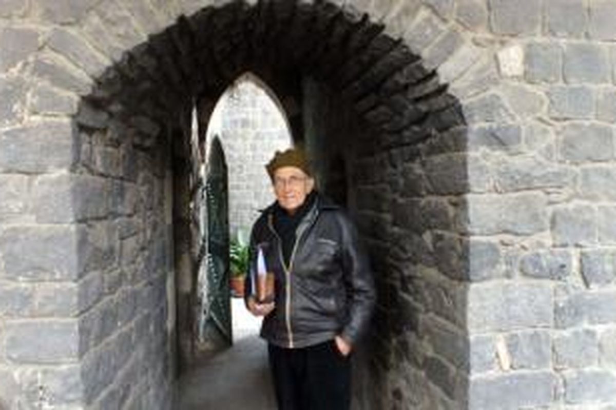Foto Pastor van der Lugt ini diambil pada Februari lalu di Biara Jesuit yang menjadi tempat tinggalnya di kota Homs, Suriah. Dia memilih tetap tinggal di Homs yang setiap hari dihujani tembakan meski PBB mengevakuasi 17.000 penduduk kota itu.