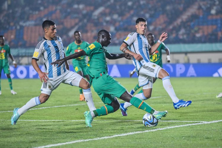 Aksi Diandy Clayton pemain Senegal berusaha melepaskan umpan dalam pertandingan pertama Grup D Piala Dunia 2023 Indonesia antara Argentina vs Senegal, Sabtu (11/11/2023) di Stadion Si Jalak Harupat, Soreang, Kabupaten Bandung. 