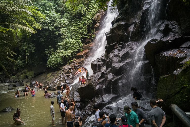 Ilustrasi air terjun Kanto Lampo di Ubud, Bali.