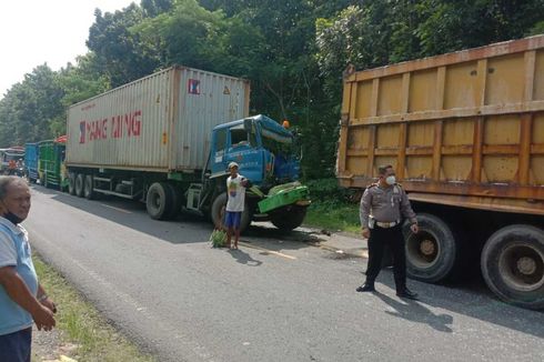 4 Truk Tronton Terlibat Kecelakaan Beruntun di Ngawi, Satu Sopir Alami Luka