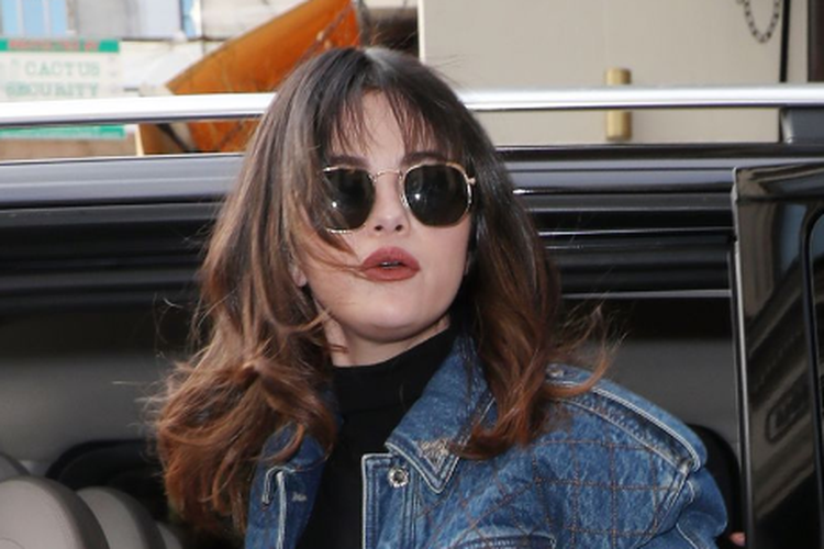 Selena Gomez dengan tatanan rambut barunya.