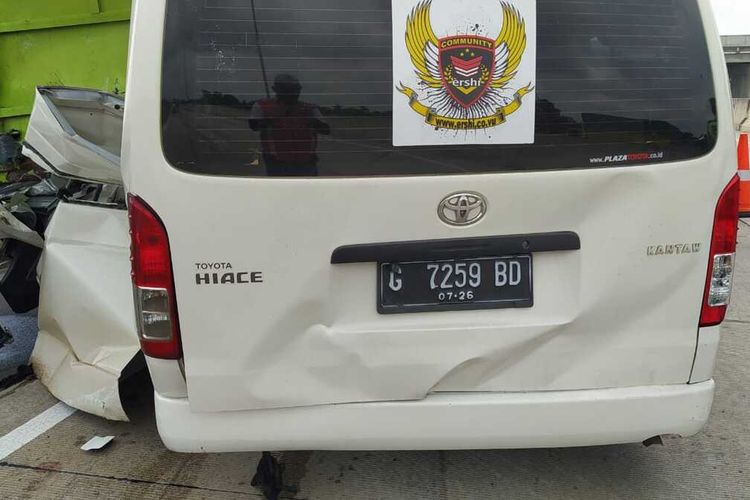 Minibus berpenumpang 14 orang yang mengalami kecelakaan di tol Lampung. Empat orang tewas dalam kecelakaan Ini.
