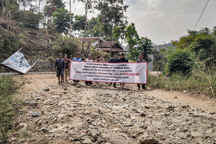 Kondisi Jalan Raya Karyamukti, Kecamatan Cililin, Kabupaten Bandung Barat (KBB), Jawa Barat yang rusak parah selama 12 tahun, Selasa (3/10/2023).