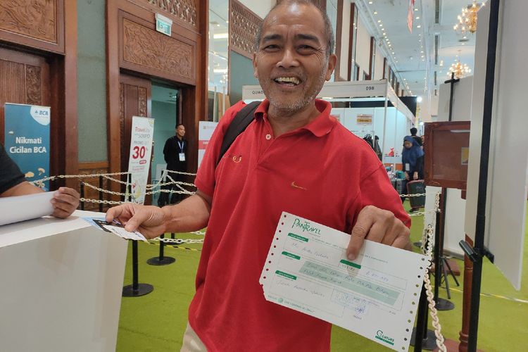 Raut muka bahagia Beny yang mendapat harga tiket pesawat ke Amsterdam Rp 6,8 juta dengan maskapai Saudia di Astindo Travel Fair 2020, Jumat (21/2/2020).