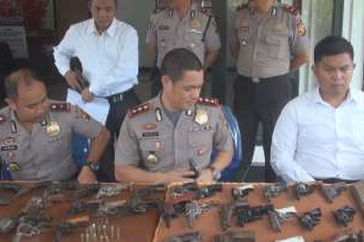 Kapolres OKI AKBP Amazona berserta jajarannya menunjukkan puluhan senpi rakitan yang diserahkan secara sukarela oleh masyarakat Kabupaten OKI