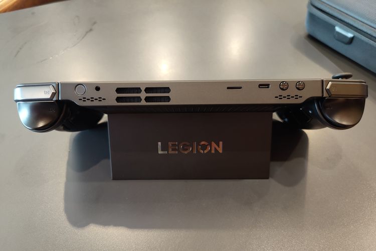 Bagian sisi atas Lenovo Legion Go terdapat tombol volume, konektor, speaker, dan lubang exhaust udara.
