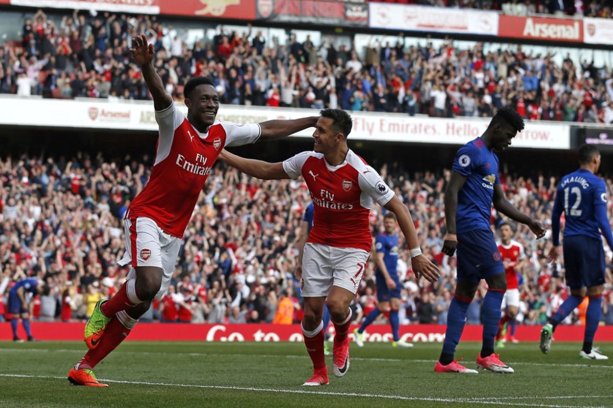 Danny Welbeck (kiri) merayakan gol Arsenal ke gawang Manchester United pada partai lanjutan Premier League - kasta teratas Liga Inggris - di Stadion Emirates, Minggu (7/5/2017).