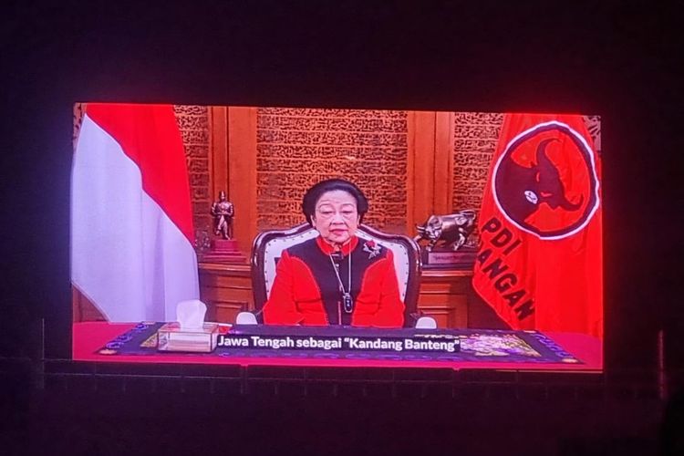 Ketua Umum PDI Perjuangan, Megawati Soekarnoputri ketika memberikan pidato secara virtual dalam apel siaga pemenangan pileg dan pilpres PDI-P di Stadion Jatidiri Semarang, Jawa Tengah, Jumat (25/8/2023) malam.
