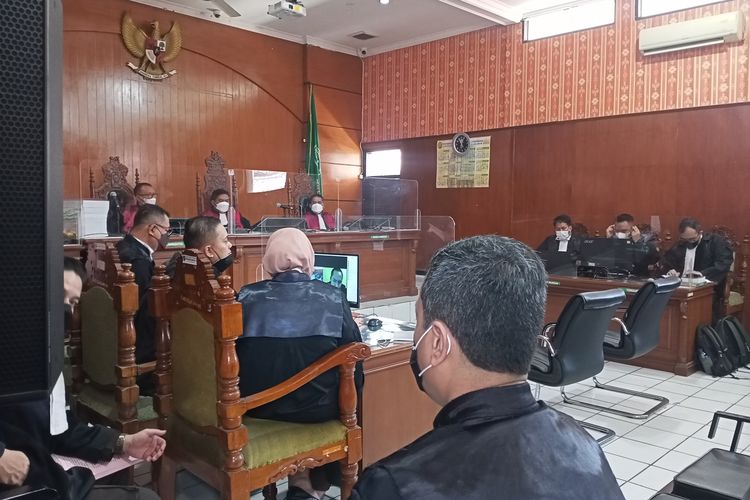 Sidang perdana terdakwa Doni Salmanan berlangsung secara online atau daring. Adapun agenda sidang perdana terdakwa yaitu pembacaan dakwaan.