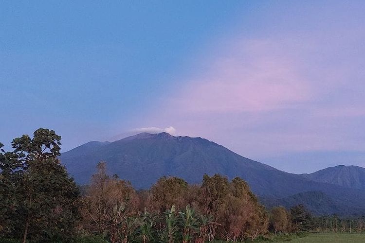 Gambar visual Gunung Api Raung, Senin (5/12/2022)
