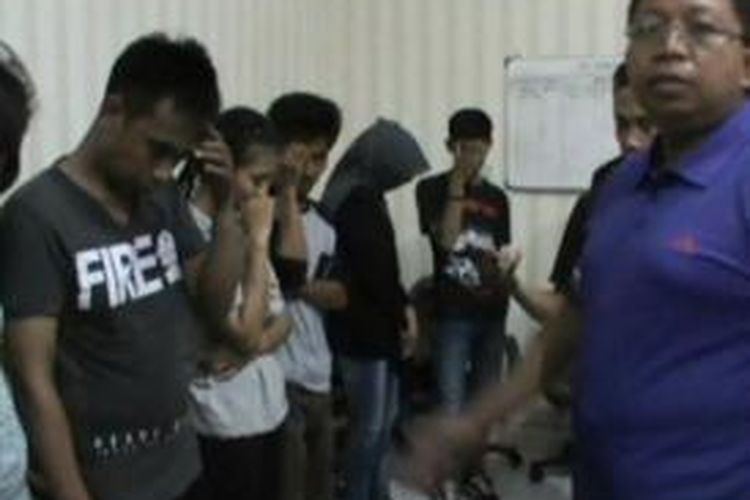 Lima pasangan remaja yang sedang dimabuk asmara terjaring rasia pekat petugas polres polewali mandar, Selasa (13/10). Kelimanya tertangkap buka-bukaan dengan pasangannnya di kamar hotel