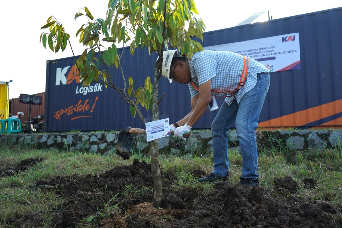 Penanaman pohon oleh KAI Logistik