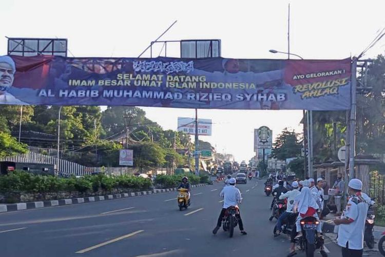 Sejumlah jemaah terus berdatangan ke Kawasan Puncak Bogor, Jawa barat menyambut Habib Rizieq Shihab, Jumat (13/11/2020).