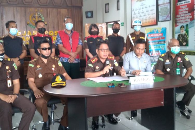 Suasana press release Kejari Poso Dengan Menghadirkan Terpidana Hasbollah Di Aula Kejari Poso Pada Selasa (27-04-2021).