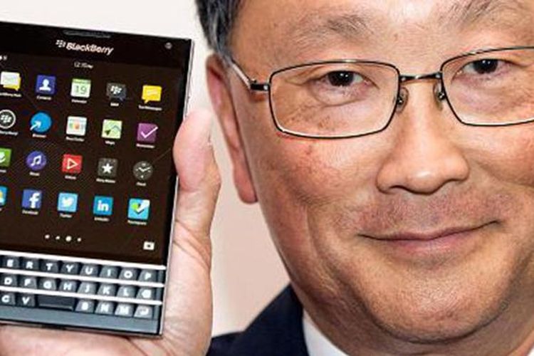 CEO BlackBerry John Chen menunjukkan smartphone BlackBerry Passport