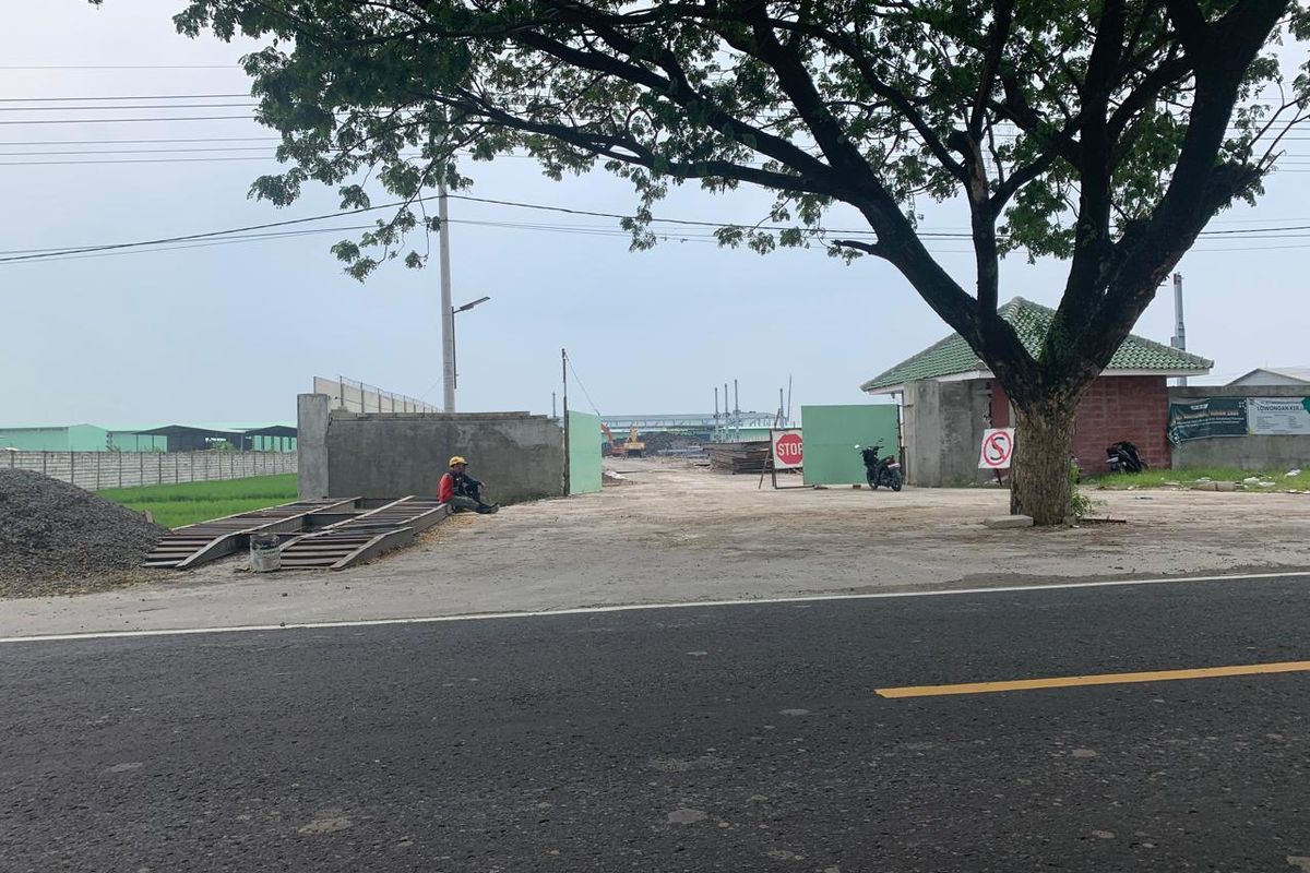 Inilah pabrik mainan yang berada di Kecamatan Geneng, Kabupaten Ngawi, Jawa Timur. Saat ini Kejari Ngawi sedang menyidik dugaan gratifikasi pengadan lahan pabrik mainan tersebut.