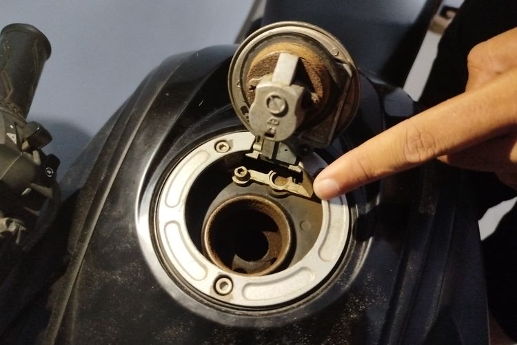 Pengguna pertamax memperlihatkan karat di dalam motornya. 