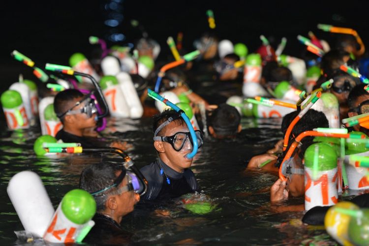 Peserta mengikuti lomba renang dan dayung melintasi Selat Sunda di kawasan Dermaga Pelabuhan Bandar Bakau Jaya, Lampung, Jumat (2/3). Sebanyak 289 peserta renang dan 58 tim dayung dari Korps Marinir, TNI/Polri dan umum mengikuti lomba yang diselenggarakan oleh Korps Marinir dengan jarak tempuh 39 km dalam rangka memperingati HUT ke-72 Korps Marinir. 