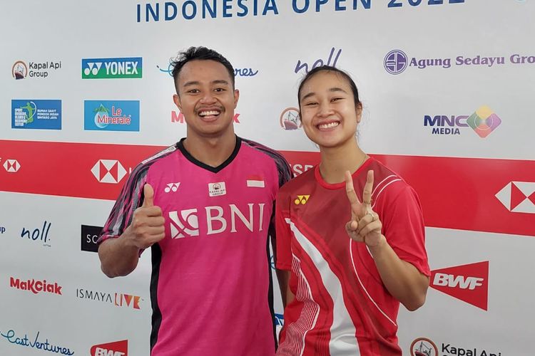 Pasagan ganda campuran Indonesia, Rehan Naufal Kusharjanto/Lisa Ayu Kusumawati, setelah bertanding di laga 32 besar Indonesia Open 2022 di Istora Senayan, Jakarta, pada 14 Juni 2022. Rehan (kiri) adalah putra legenda bulu tangkis Indonesia, Tri Kusharjanto. Terkini, Rehan/Lisa sukses meraih gelar juara Hylo Open 2022.