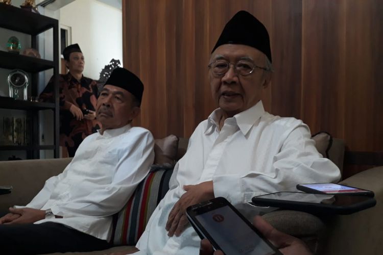 Pengasuh Pesantren Tebuireng, KH. Salahuddin Wahid (Gus Sholah), memberikan pernyataan pers sebelum kedatangan Prabowo-Sandi, Senin (22/10/2018).