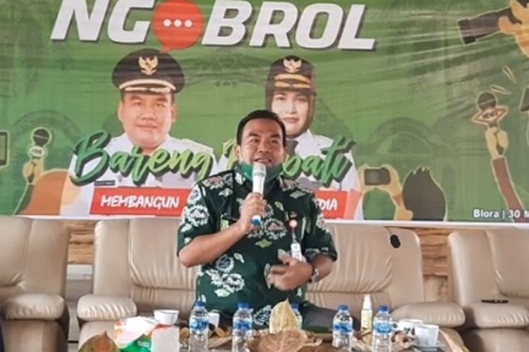 Bupati Blora, Arief Rohman saat berbincang dengan wartawan di Jepon, Blora, Selasa (30/3/2021) 