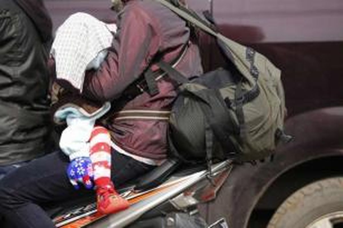 Pemudik motor terjebak macet di jalur alternatif Karawang-Cikampek, Cilamaya, Karawang, Jawa Barat, Sabtu (27/7/2014). Arus mudik ke kota-kota di Jawa Barat, Jawa Tengah dan Jawa Timur diperkirakan akan masih padat hingga H-1 Lebaran. 