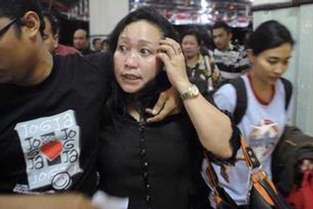 Tersangka Hakim ad hoc pengadilan Tindak Pidana Korupsi (Tipikor) Kota Semarang Kartini Julianna Mandalena Marpaung setelah ditangkap Komisi Pemberantasan Korupsi (KPK) lalu dibawa ke Jakarta melalui Bandar Udara Ahmad Yani, Kota Semarang, Jawa Tengah, Jumat (17/8/2012) malam. 