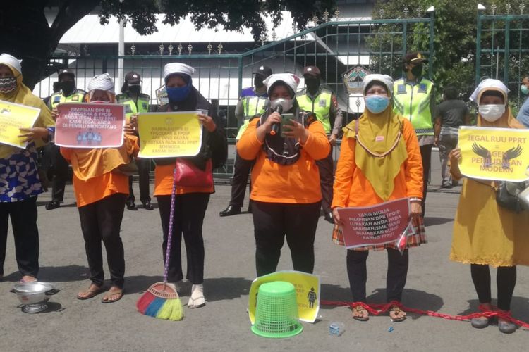 Sawinah (paling kanan) saat mengikuti aksi merantai kaki di depan gedung DPRD Jateng, Selasa (14/12/2021).