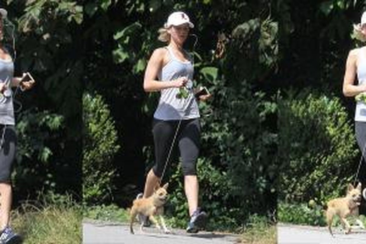 Jennifer Lawrence pertama kali terlihat saat tertangkap kamera paparazzi kala joging bersama anjing peliharaanya di lokasi pengambilan gambar film terbaru.