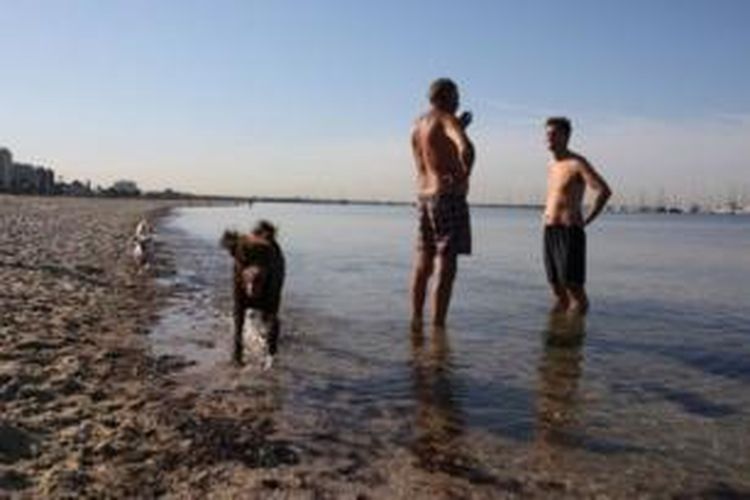 Warga turun ke pantai di St Kilda untuk mengatasi cuaca panas.