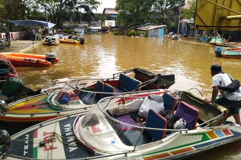 Banjir 2 Meter di Kabupaten Melawi, Lapangan Basket Jadi Tempat Parkir Speedboat