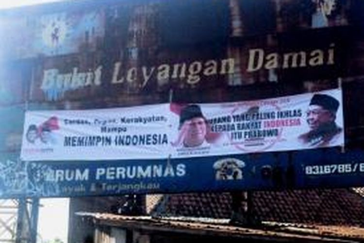 Sebuah spanduk pasangan Capres-Cawapres Prabowo Hatta bergambar Gus Dur berikut 

pernyataannya 