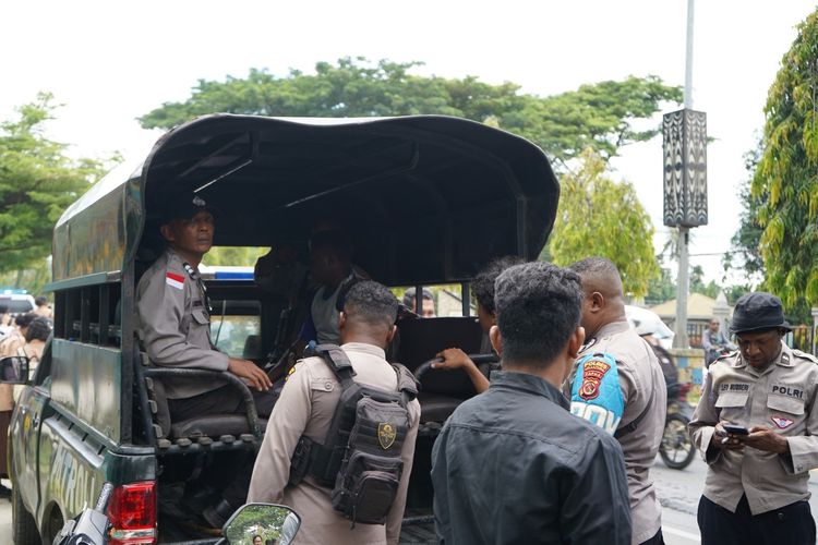 Personel Polres Jayapura, saat mengamankan para pelajar di dua sekolah yang ada di Sentani, Kabupaten Jayapura, Papua terlibat tawuran, Kamis (23/10/2025).