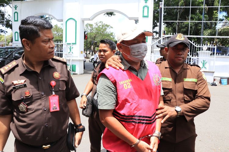 Toni Benlas, kontraktor proyek pembangunan Pasar Langgur, Maluku Tenggara ditangkap tim penyidik Kejaksaan Tinggi Maluku di Bandara Pattimura Ambon, Rabu (28/2/2024).