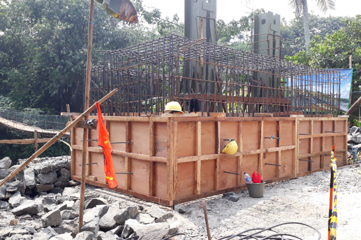 Progres pembangunan jembatan gantung di RT 012 RW 002 Kelurahan Srengseng Sawah, Jagakarsa, Jakarta Selatan, atau dikenal dengan jembatan Indiana Jones, Rabu (16/5/2018).