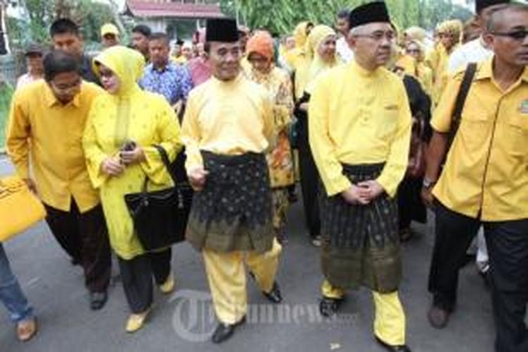 Gubernur Riau, Annas Maamun (tengah) saat masih menjadi bakal calon. Pasangan Bakal Calon Gubernur dan Bakal Calon Wakil Gubernur Riau, Annas Maamun (tengah) dan Arsyadjuliandi Rahman (kedua dari kanan) mendaftar ke Kantor KPU Riau, Pekanbaru, Kamis (23/5). Pasangan yang diusung Partai Golkar tersebut merupakan pasangan kedua yang mendaftar ke KPU Riau.