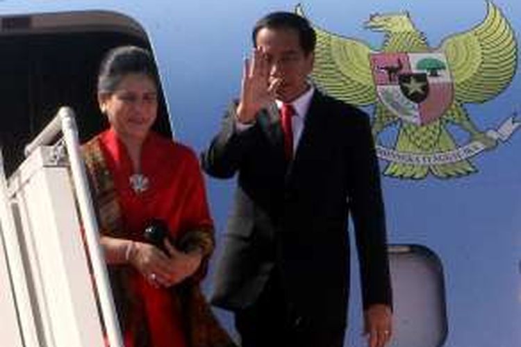 Presiden Joko Widodo didampingi Ny Iriana Joko Widodo memasuki pesawat kepresidenan untuk bertolak ke Amerika Serikat dari Bandara Halim Perdana Kusuma, Jakarta, Minggu (14/2/2016). 