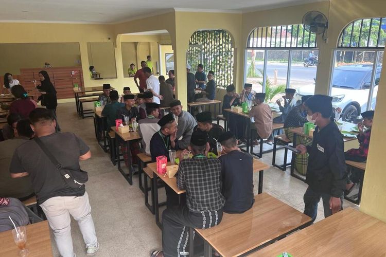 Suasana promo makan gratis bagi pengunjung bernama Muhammad dan Maria di RM Nasi Sambal Asin, Bandar Lampung.