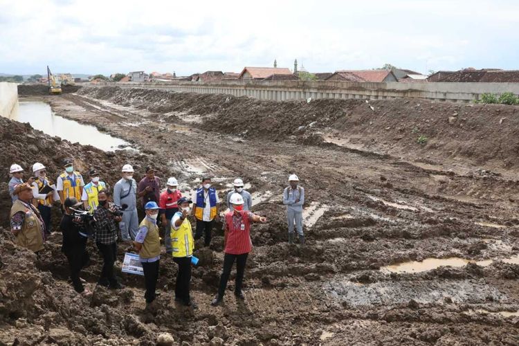 Gubernur Jawa Tengah Ganjar Pranowo menengok lokasi terdampak banjir di Kelurahan Mangkang Wetan, Semarang, Selasa (8/11/2022).