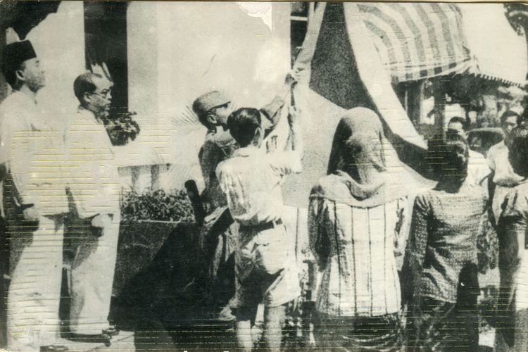  *** Local Caption *** Upacara penaikan bendera sang merah putih di halaman gedung pegangsaan timur 56 (Gedung Proklamasi). Tampak antara lain Bung Karno, Bung Hatta, Let,Kol. Latief Hendraningrat (menaikkan bendera) Ny. Fatmawati Sukarno dan Ny.S.K Trimurti.

A 01 T 1945 H 04