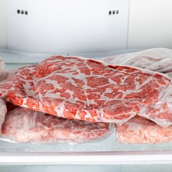 Ilustrasi menyimpan daging di freezer.