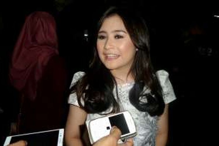 Prilly Latuconsina Rela Kedinginan Demi Pakai Baju Tradisional Korea