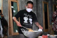 Saat Bupati Kebumen Masak Nasi Goreng dan Bagikan ke Warga, Sekaligus Serap Aspirasi