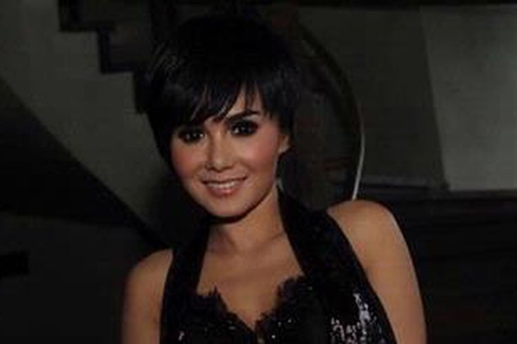 Yuni Shara di lokasi shooting klip video lagu barunya, "Gantengnya Pacarku", di kawasan Kuningan, Jakarta Selatan, Senin (28/1/2013).