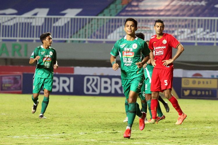 Pemain PS Sleman Irkham Zahrul Mila (paling depan) berselebrasi usai mencetak gol ke gawang Persija Jakarta pada laga pekan pertama Liga 1 2021-2022 di Stadion Pakansari, Bogor, Minggu (5/9/2021) malam WIB.