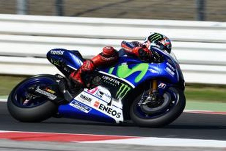 Pebalap Movistar Yamaha asal Spanyol, Jorge Lorenzo, memacu motornya pada sesi latihan bebas pertama GP Aragon di Sirkuit MotorLand, Jumat (25/9/2015).